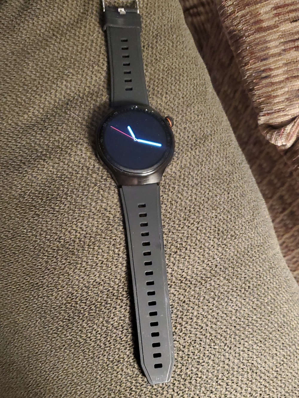 Black Silicone Smartwatch with Round Display - Fitness & Notifications